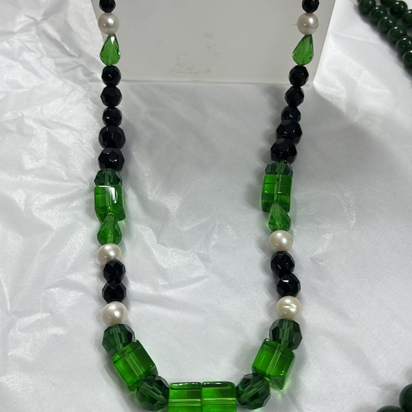 My Green Period:Two Well-Balanced Strands of Vintage Beads - Picture 2 of 12